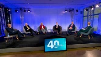 Eine Frau und fünf Männer sitzen auf einem Podium, davor ein Bildschirm auf dem ein Logo, das den Schriftzug "40 Jahre Fraunhofer ITEM" bildet, zu sehen ist.